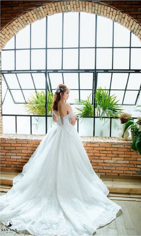 Váy cưới tối giản tinh tế cho cô dâu Việt  Váy cưới cô dâu   HappyWeddingvn