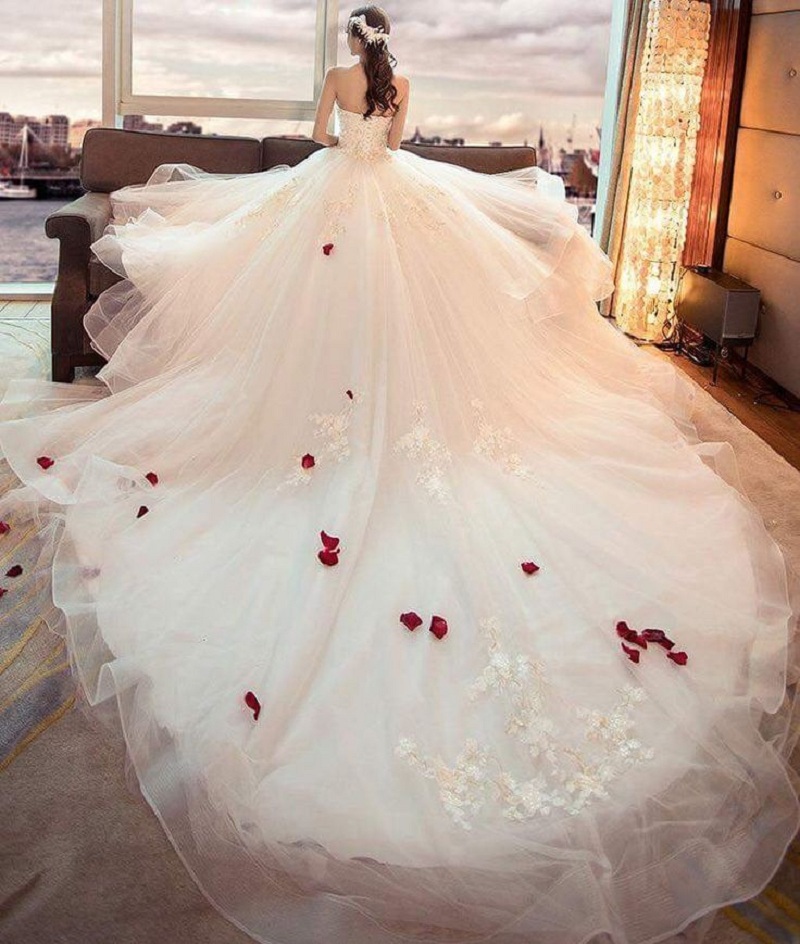 Những mẫu váy cưới đơn giản mà cực sang trọng