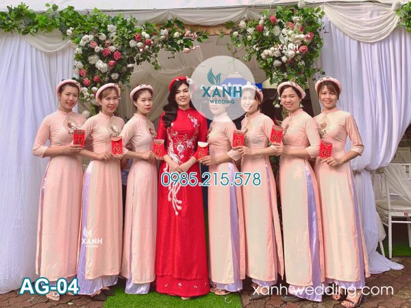 Đội bê tráp nữ áo dài hồng truyền thống